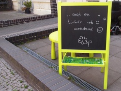 Even a smile is contagious it says on this board. Understandable, because on the street people are often quite aggressive. Especially when you ask them for distance.