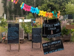 These are the rules: Visitor counters - when coming in, use pegs. No pegs there? Then the garden is full! Please, have a little patience.
